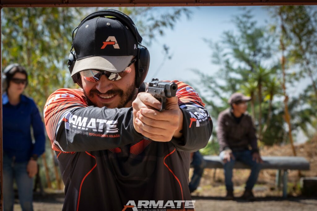 Como agarrar un arma correctamente empuñadura